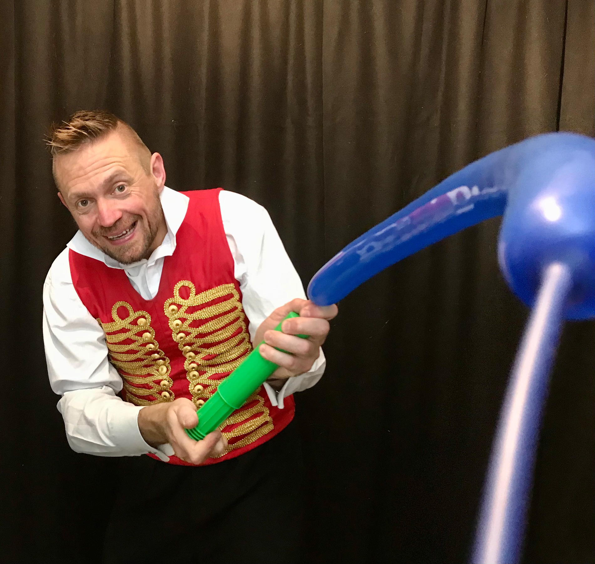 Thomas Trilby online shows circus skills performer